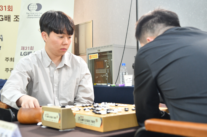 'LG배' 디펜딩 챔피언인 신민준 9단(사진 왼쪽). 한국기원 제공