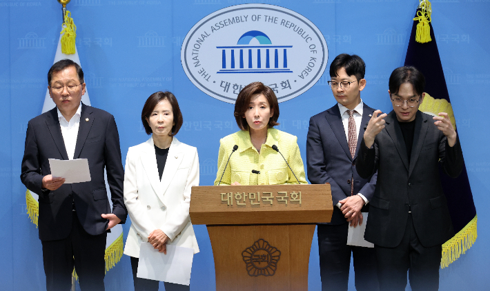  국민의힘 나경원 의원이 12일 국회 소통관에서 6·3 지방선거 부실 사태 관련 기자회견을 하고 있다. 연합뉴스