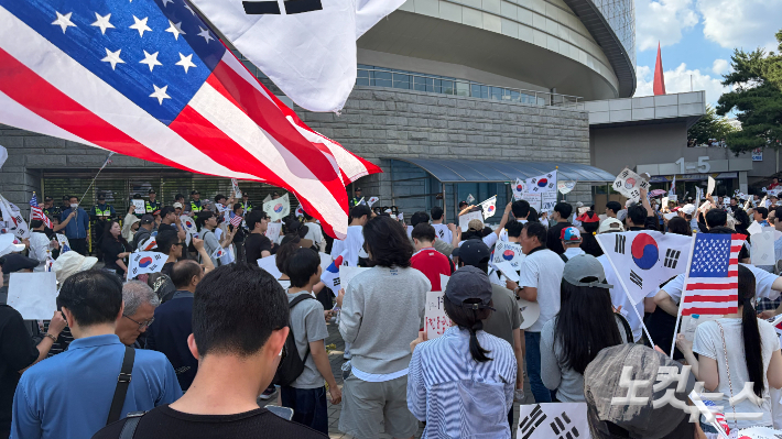 8일 오후 서울 송파구 올림픽공원 핸드볼경기장 앞에 시위대가 모여 태극기와 성조기 등을 흔들며 "부정선거 재선거"라는 구호를 외쳤다. 박인 기자