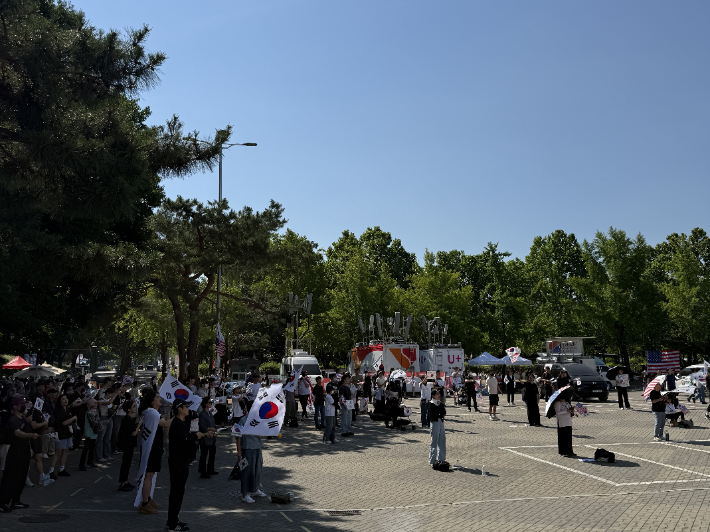 13일 오전 서울 올림픽공원 핸드볼경기장 앞에 투표용지 부족 사태 규탄 시위 참가자들이 모여 있다. 김태헌 기자