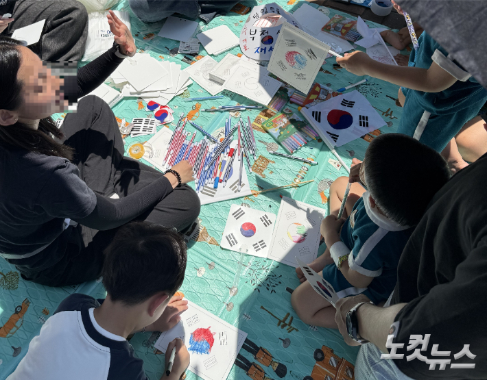 13일 서울 올림픽공원 개표소 앞 시위 현장에서 어린이들이 가족과 함께 태극기 색칠 공부를 하고 있다. 김태헌 기자