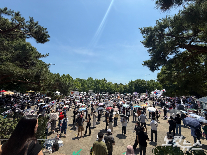 13일 서울 송파구 올림픽공원에서 투표용지 부족 사태 규탄 시위가 진행되고 있다. 김태헌 기자