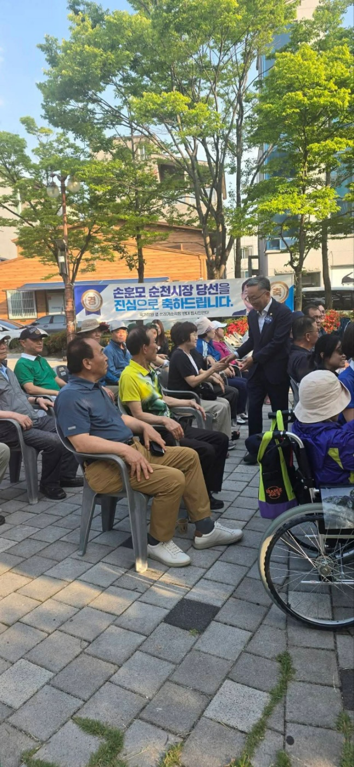 김문수 국회의원이 촉구대회 참석한 시민들과 악수하고 있다. 독자 제공