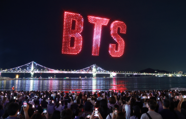 BTS 부산 공연을 맞아 12일 밤 부산 수영구 광안리해수욕장에서 'BTS 월드투어 아리랑 IN 부산'을 환영하는 드론 라이트 쇼가 펼쳐지고 있다. 연합뉴스