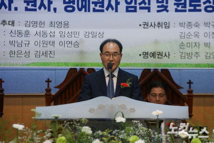 대선교회 최준환 목사가 '가장 아래에서 교회를 받치는 기둥'을 주제로 설교를 전하고 있다. 최화랑 기자