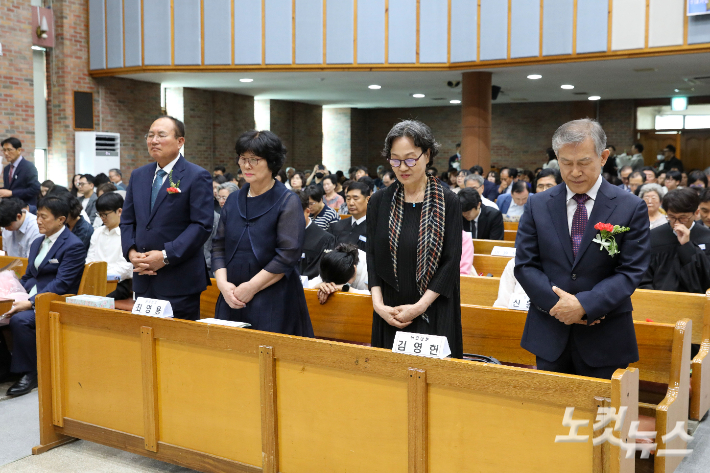 26년간 교회를 섬겨온 김영헌 장로와 최용현 장로가 원로장로로 추대받고 있다. 최화랑 기자