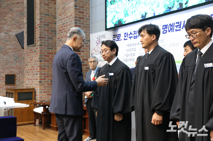장로 장립을 받은 임직자들이 성의를 착의하고 있다. 최화랑 기자