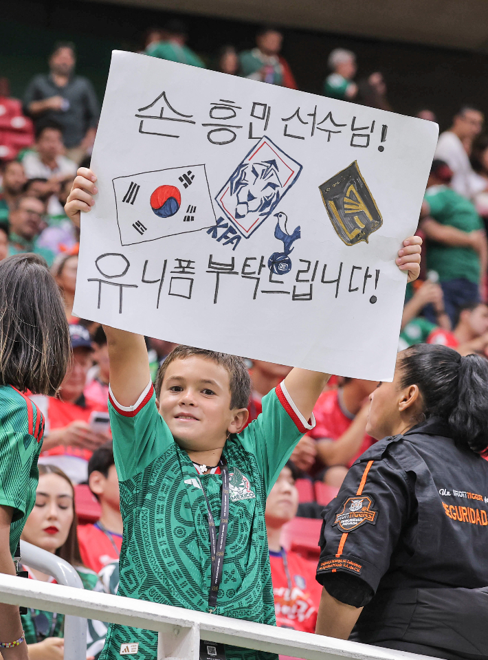 손흥민을 응원하는 멕시코 팬. 연합뉴스