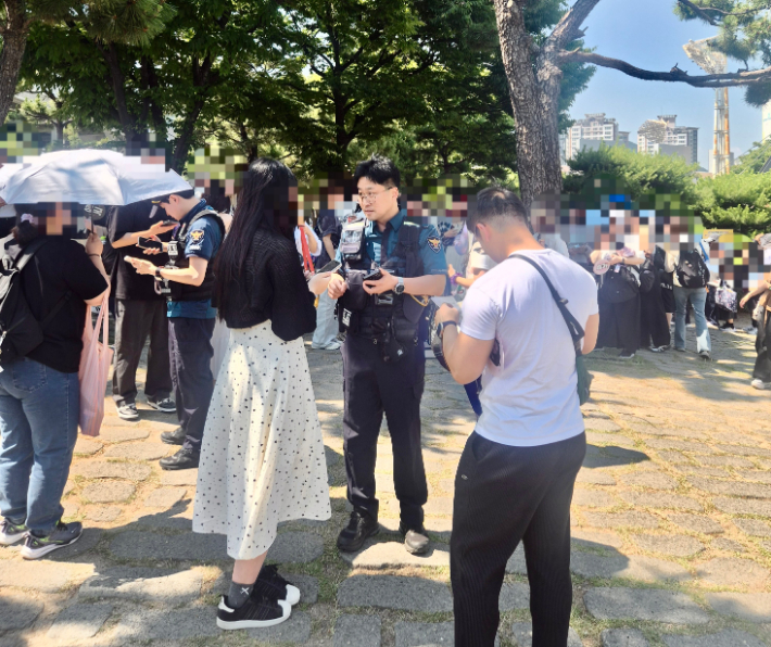 부산경찰청은 BTS 공연장 주변에서 암표 거래 10건을 적발해 11명에 대해 범칙금을 부과했다. 부산경찰청 제공