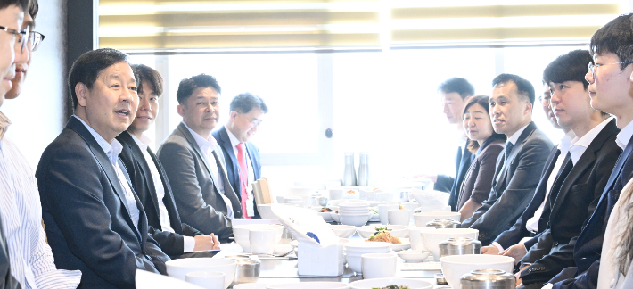 구윤철(왼쪽 첫 번째) 부총리 겸 재정경제부 장관이 재경부 AI 동아리와 간담회를 주재하는 모습. 재정경제부 제공