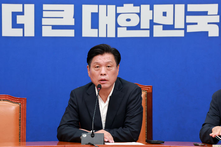 더불어민주당 조승래 사무총장이 14일 국회에서 전당대회 준비 상황 등 현안과 관련해 기자 간담회를 하고 있다. 연합뉴스