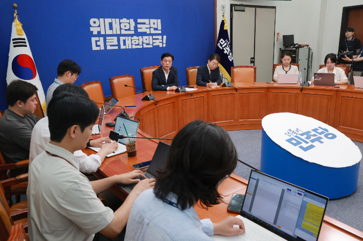 당무 현안 관련 설명하는 더불어민주당 조승래 사무총장. 연합뉴스