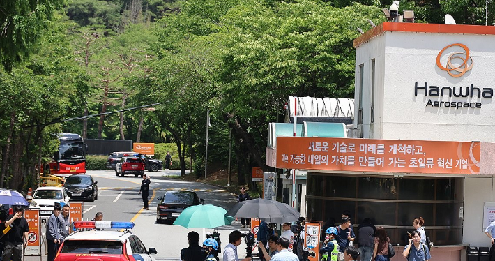 1일 오전 대전 유성구 외삼동 한화에어로스페이스 대전사업장에서 폭발 사고가 나 정문 앞이 통제 중인 가운데, 노동 당국이 정문 안으로 진입하고 있다. 연합뉴스