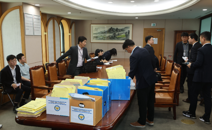 경찰과 검경 합동수사본부 관계자들이 11일 경기도 과천시 중앙선거관리위원회에서 6ㆍ3 지방선거 투표지 부족사태 관련 압수수색을 위해 대기하고 있다. 연합뉴스