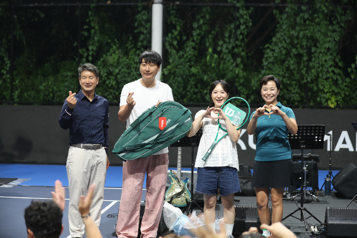 WKTA 곽용운 2대 회장(왼쪽)과 한은혜 초대 회장(오른쪽)이 공식 환영 만찬 뒤 대회 참가자들과 포즈를 취한 모습. WKTA