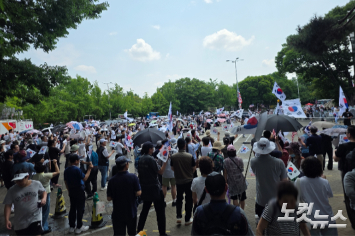 14일 서울 송파구 올림픽공원에서 투표용지 부족 사태 규탄 시위가 진행되고 있다. 오요셉 기자