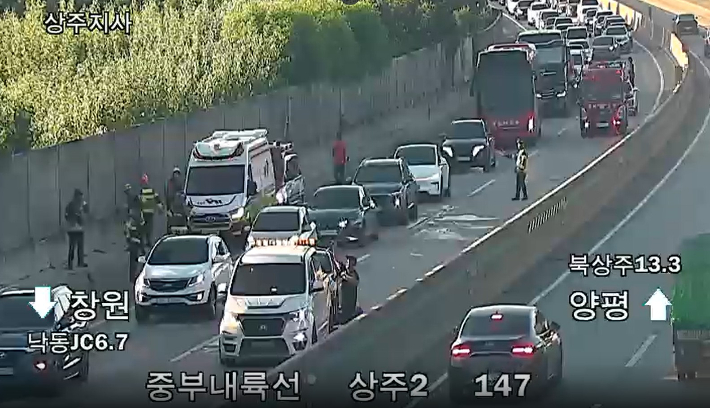 13일 오후 6시 11분쯤 경북 상주 중부내륙고속도로에서 다중 추돌사고가 발생했다. 경북소방본부 제공