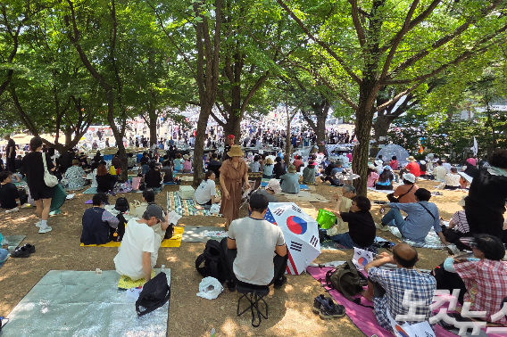 가족 단위 참가자들은 인근 그늘에 돗자리를 깔고 시위에 참여했다. 오요셉 기자 
