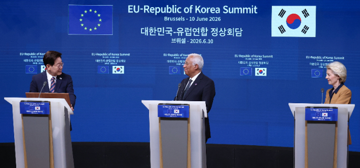 이재명 대통령이 10일(현지시간) 벨기에 브뤼셀 EU이사회 본부에서 안토니우 코스타 EU 정상회의 상임의장, 우르즐라 폰데어라이엔 EU 집행위원장과 공동언론발표를 하고 있다. 연합뉴스