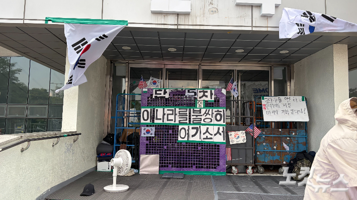 14일 서울 송파구 올림픽공원 핸드볼경기장에는 '단식 농성'까지 이어지고 있다. 박인 기자 