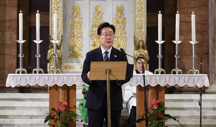 이재명 대통령이 14일(현지시간) 이탈리아 로마 성 바오로 대성전에서 열린 '평화와 연대를 위한 특별 미사'에서 기념연설을 하고 있다. 연합뉴스