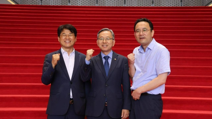 왼쪽부터 이병도 보좌관, 김문수 의원, 송경원 선임비서관. 김문수 의원실 제공