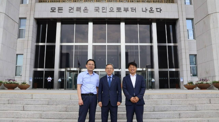 왼쪽부터 송경원 선임비서관, 김문수 의원, 이병도 보좌관. 김문수 의원실 제공