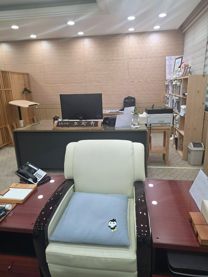 노관규 시장이 공개한 시장 책상과 전용 소파. 순천시 제공