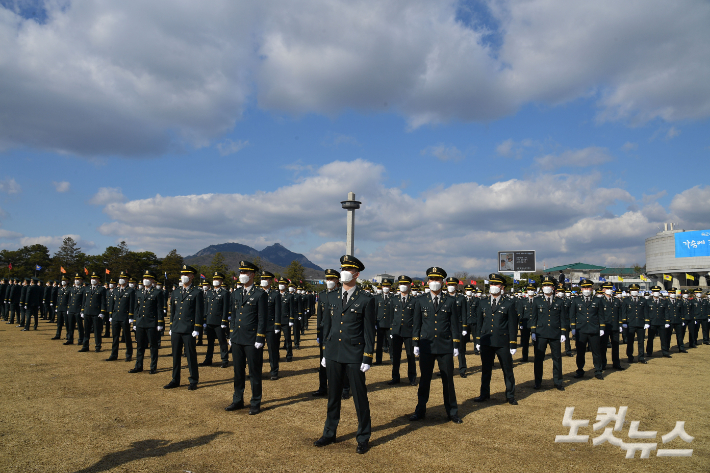 서울 육군사관학교에서 열린 제77기 졸업 및 임관식에서 초임 장교들이 서욱 국방부 장관의 축사를 듣고 있다. 박종민 기자