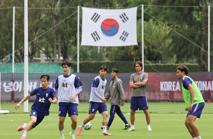 훈련 지켜보며 생각에 잠긴 홍명보 감독. 연합뉴스