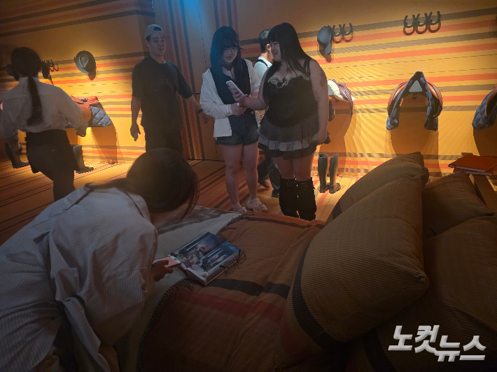 관람객들이 제품을 보며 말의 단서를 찾고 있다. 곽인숙 기자 