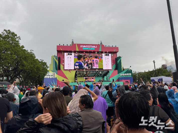 멕시코 과달라하라의 리베라시온 광장에 설치된 대형 스크린에 일본-네덜란드 경기가 중계되고 있다. 김조휘 기자