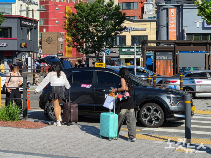 부산역 앞에서 외국인 관광객이 택시에 탑승하고 있다. 정혜린 기자