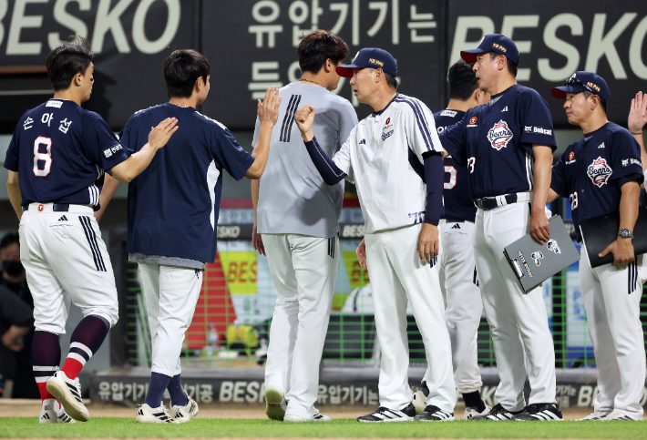 지난 14일 광주기아챔피언스필드에서 열린 프로야구 두산 베어스와 KIA 타이거즈의 경기. 두산 김원형 감독이 8-1 승리를 거둔 선수들과 하이파이브 하고 있다. 연합뉴스