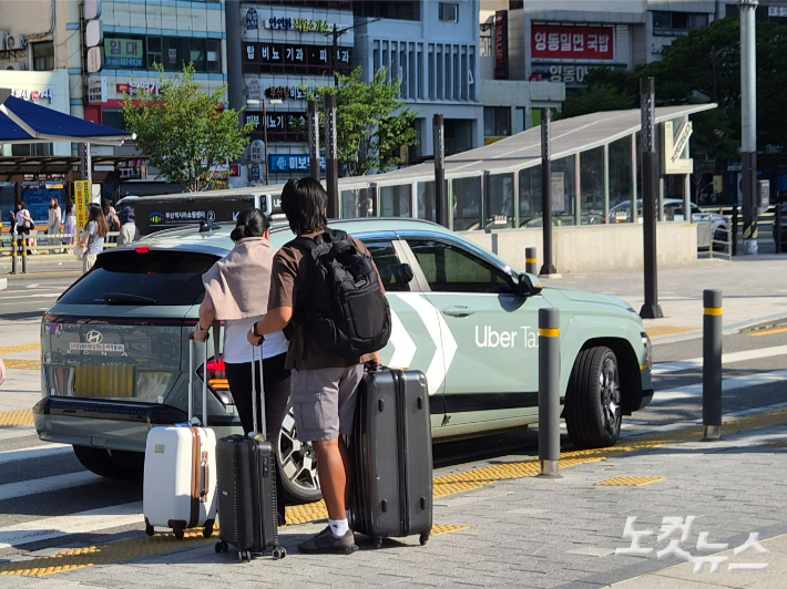 부산역 앞에서 외국인 관광객이 택시에 탑승하고 있다. 정혜린 기자