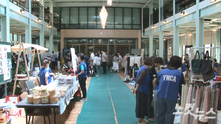 사단법인 강릉YWCA(회장 이신애)가 지난 11일 강릉중앙감리교회 내 길카페에서 '2026 강릉YWCA 하루카페'를 열었다.  최진성 아나운서