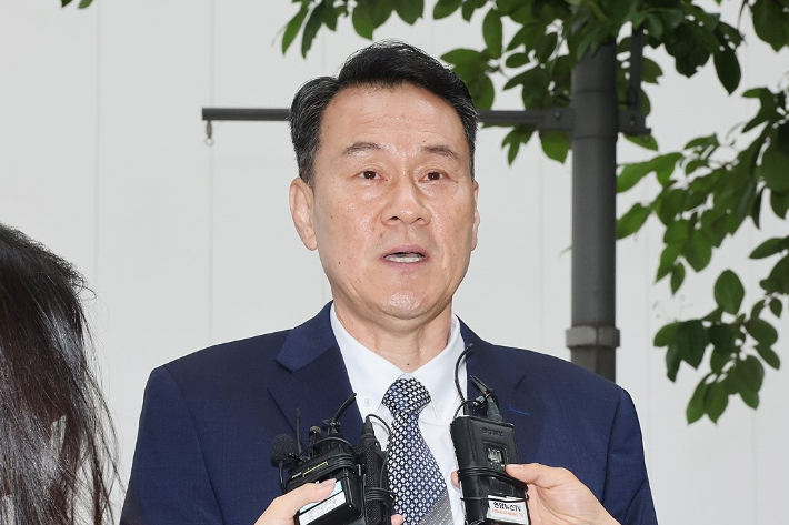 김명수 전 합동참모본부 의장이 내란중요임무종사 등 혐의 피의자 조사를 받기 위해 지난 5월 27일 경기도 과천 2차종합특검에 출석하며 발언하고 있다. 연합뉴스