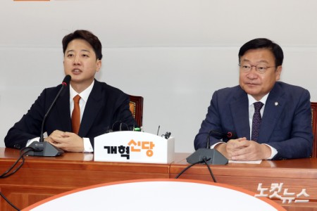 개혁신당 이준석 대표가 15일 서울 여의도 국회에서 국민의힘 정점식 원내대표의 예방을 받고 인사을 하고 있다.