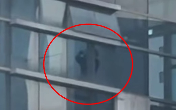 대구시 중구 선거관리위원회 청사에서 직원으로 보이는 남성이 골프 연습을 하고 있다. SNS 캡처