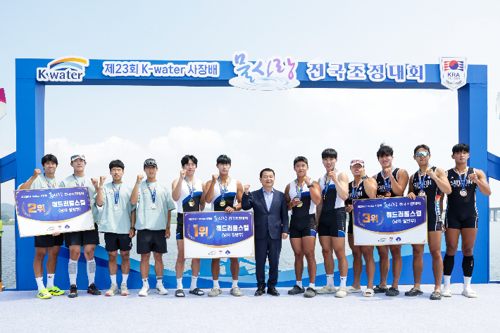 윤석대 한국수자원공사 사장(가운데)과 일반부 쿼드러플스컬 종목에서 입상한 선수들이 기념촬영을 하고 있다. 한국수자원공사 제공