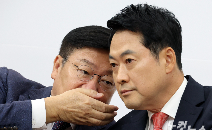 국민의힘 장동혁 대표와 정점식 원내대표가 15일 국회에서 열린 최고위원회의에서 귀엣말하고 있다. 연합뉴스