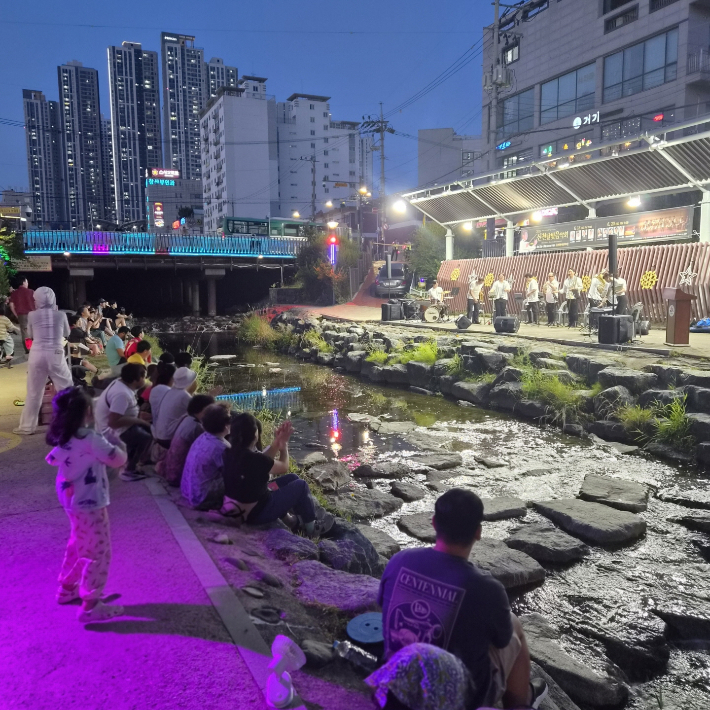 지난 13일 신천 달빛음악회 예술 공연을 시민들이 관람하고 있다. 시흥시 제공