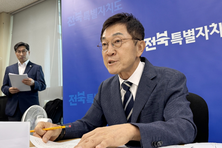 15일 오전 전북도청 기자실에서 전북도정 인수위 신형식 위원장이 브리핑하고 있다. 연합뉴스