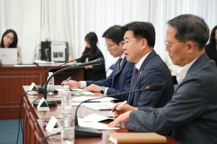 오영훈 지사가 제주포럼 준비상황 보고회를 진행하고 있다. 제주도 제공