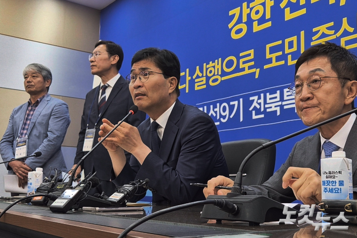 이원택 전북도지사 당선인과 전북도정 인수위원회 신형식 위원장(오른쪽). 송승민 기자