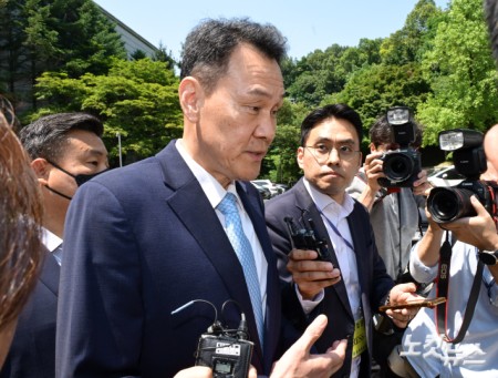 내란 중요임무 종사 혐의를 받는 김명수 전 합참의장이 15일 서울 서초구 서울중앙지방법원에서 열린 구속 전 피의자 심문(영장실질심사)을 마치고 나오고 있다.