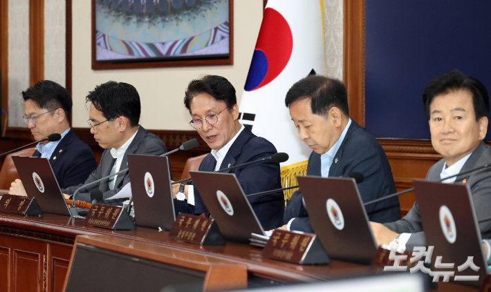 김민석 국무총리가 9일 서울 종로구 정부서울청사에서 열린 국무회의 겸 비상경제본부회의에서 모두발언을 하고 있다. 박종민 기자