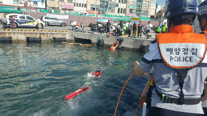 15일 오전 8시 50분쯤 부산 서구 한 부두 앞에서 50대 남성 A씨가 바다에 빠져 행인의 도움으로 구조됐다. 부산해양경찰서 제공