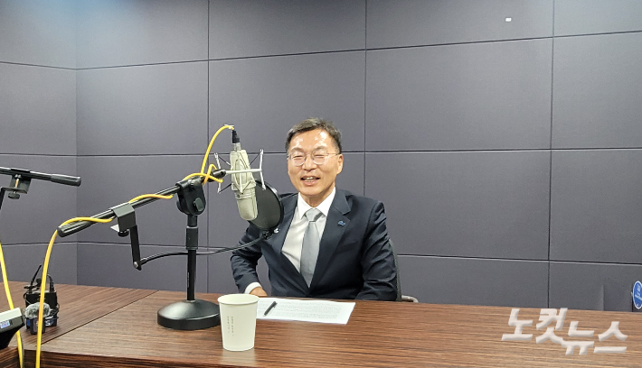 강원영동CBS 스튜디오에서 인터뷰를 하고 있는 김중남 강릉시장 당선인. 전영래 기자
