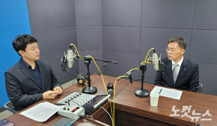 강원영동CBS 스튜디오에서 인터뷰를 하고 있는 더불어민주당 김중남 강릉시장 당선인. 전영래 기자